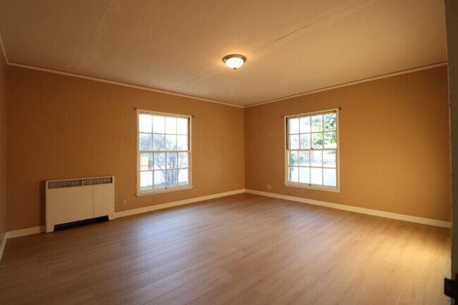 Building Photo - Beautiful Carriage District Rental