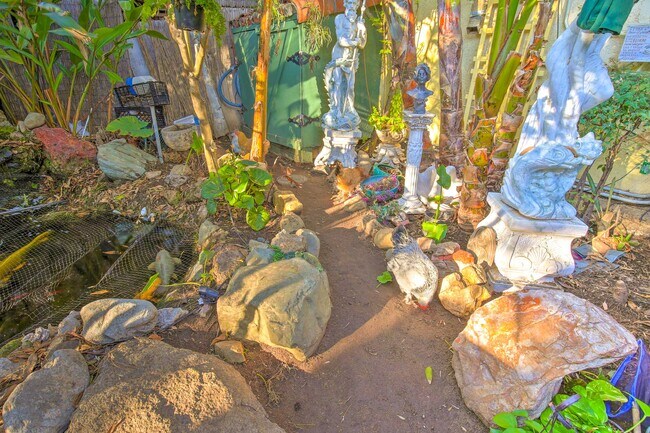 Building Photo - 2434 Cloverfield Blvd