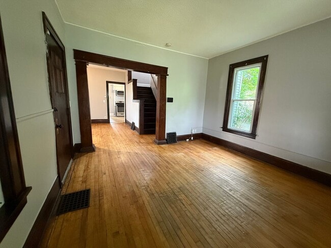 Building Photo - 3 bedrooms 2 bath house, Available sept 1st