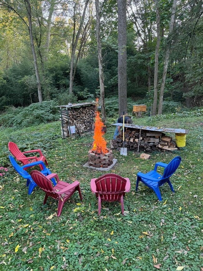 Building Photo - Riverfront home in a quiet spot, 3 acres, ...
