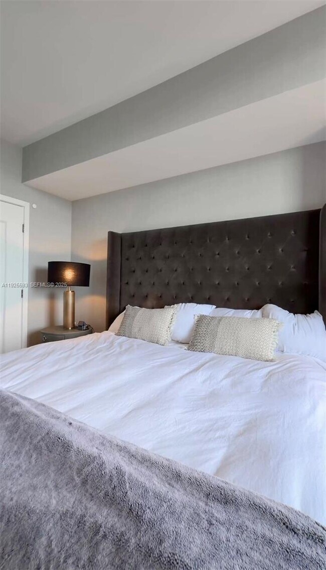 Building Photo - 16385 Biscayne Blvd