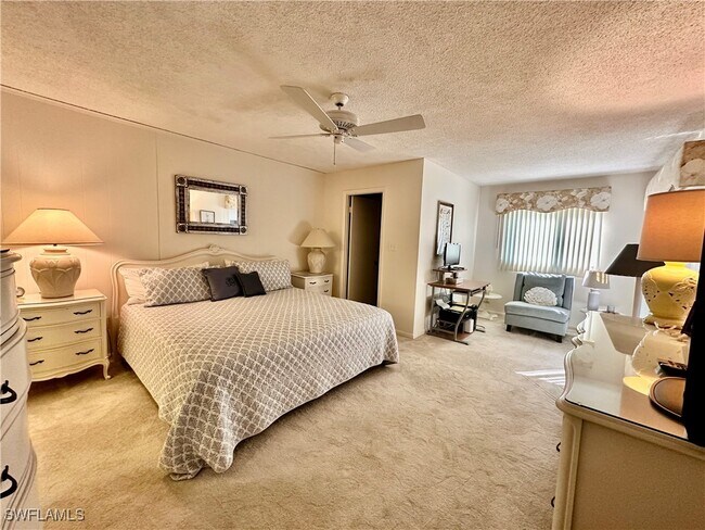 Building Photo - 555 Park Shore Dr