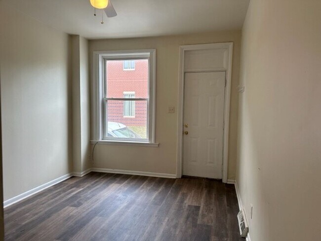 Building Photo - Single Family 2 Bedroom 1 Bathroom Home Fo...