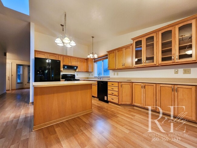 Building Photo - Spacious Silverdale Tri-Level with Hot Tub & Stylish Kitchen