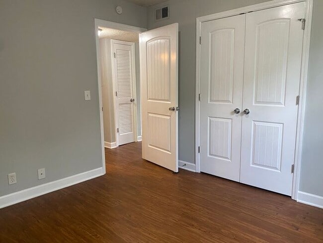 Building Photo - Amazing 2BR/1BA East Nashville Duplex!
