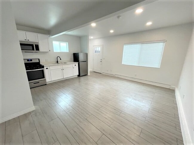 Building Photo - WONDERFUL NEWER STUDIO UNIT IN QUIET LONG BEACH NEIGHBORHOOD