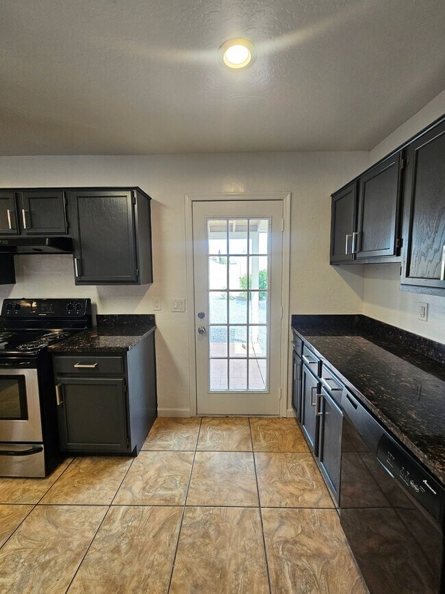 Building Photo - Scottsdale - 5 bedroom, 3 bath - Remodeled...