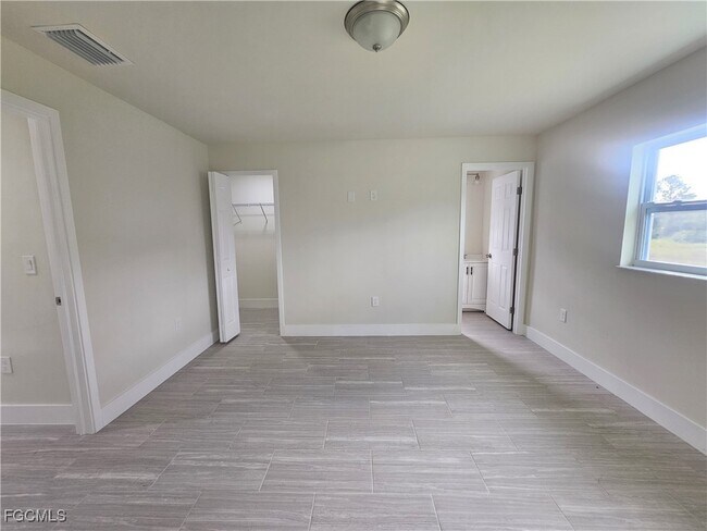 Building Photo - 876 Apartment St