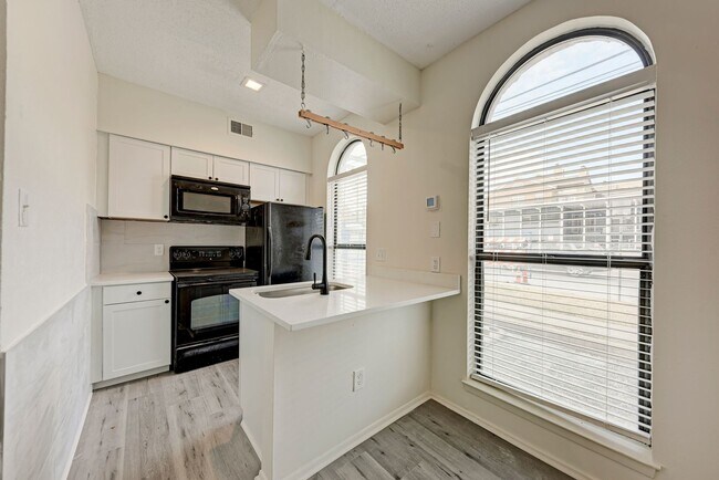 Building Photo - West campus 1 bed condo just 2 blocks from UT