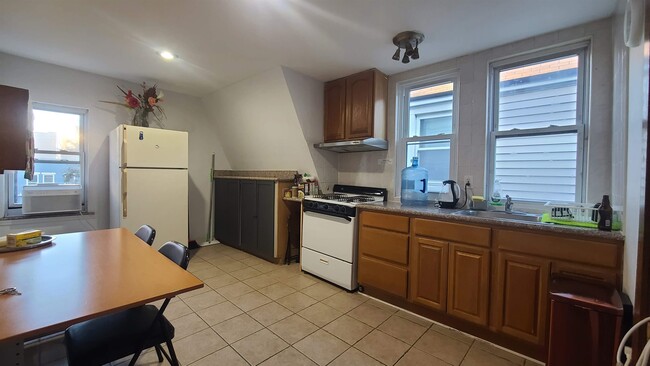 Building Photo - 42 49th St