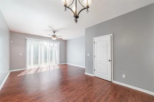 Building Photo - Beautiful 2 Bedroom 2.5 Bath Townhome loca...