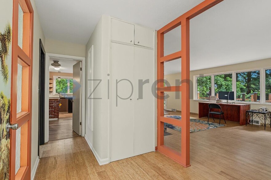 Building Photo - Unit