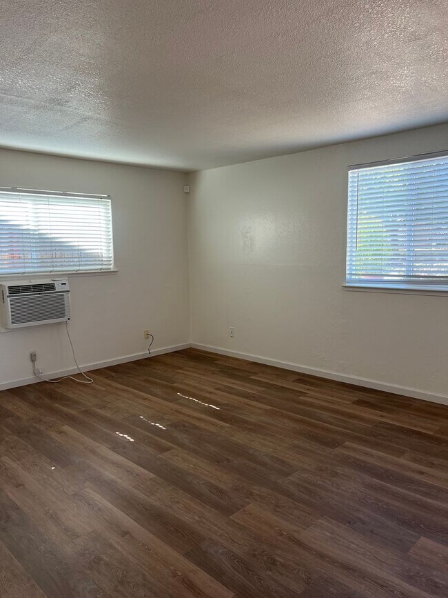 Building Photo - UPDATED 2 BEDROOM APARTMENT!!