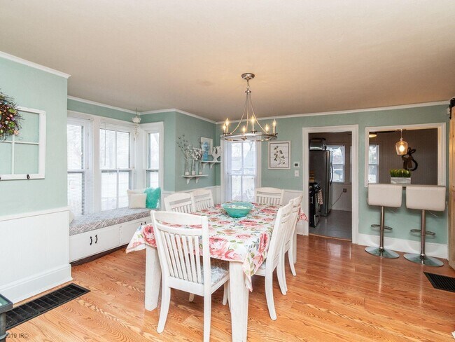 Building Photo - 5638 University Ave