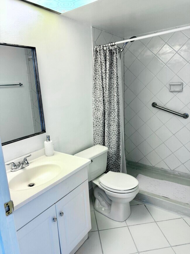 Building Photo - 1101 Bahama Bend