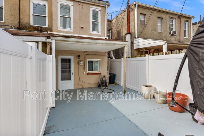Building Photo - 430 W 23rd St