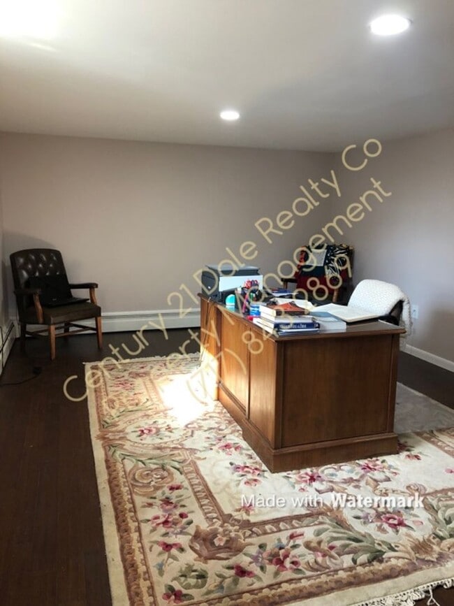 Building Photo - Very Large 3 BR House in North Eastern School District