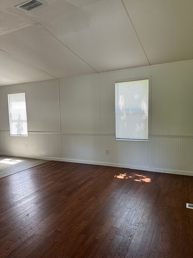 Building Photo - FOR RENT