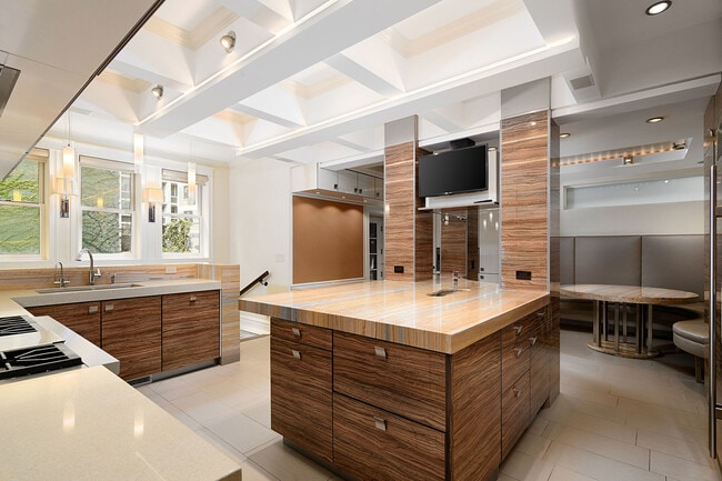 Building Photo - 1347 N State Pkwy