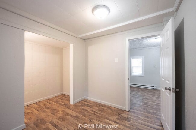 Building Photo - "Cozy 1-Bedroom Oasis in Greenfield – Perf...