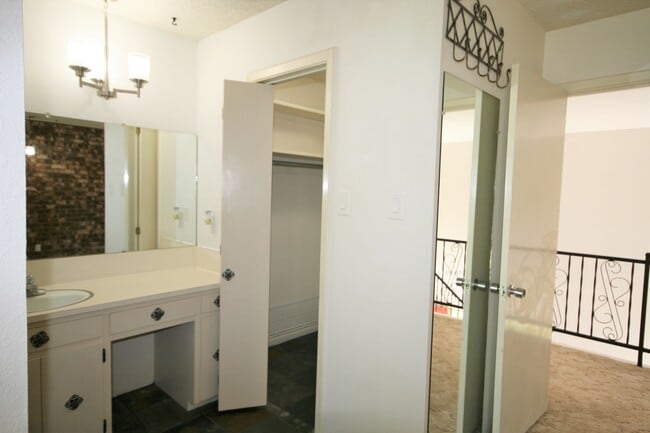 Building Photo - 2 Story Condo on Golf Course / A Great Vie...