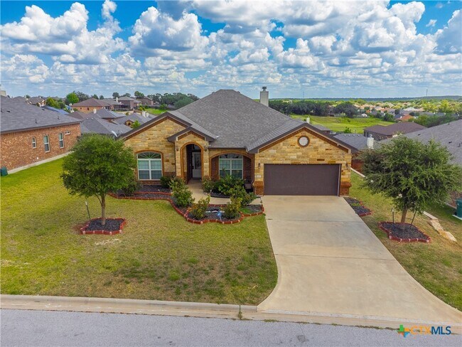 Building Photo - 2033 Catkins Ln