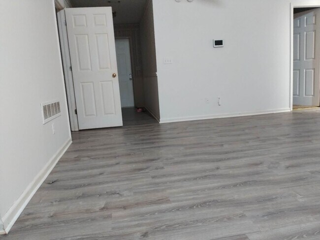 Building Photo - 525 Longwood Ln