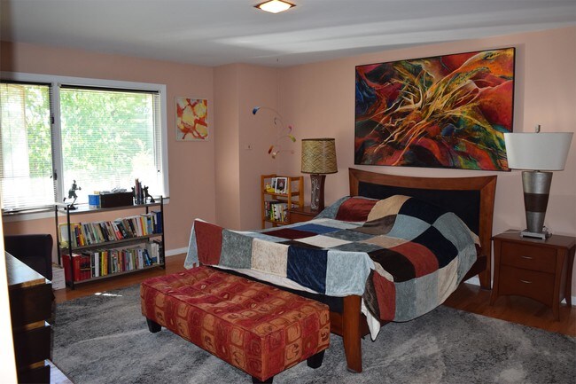 Building Photo - 301 Homan Ave