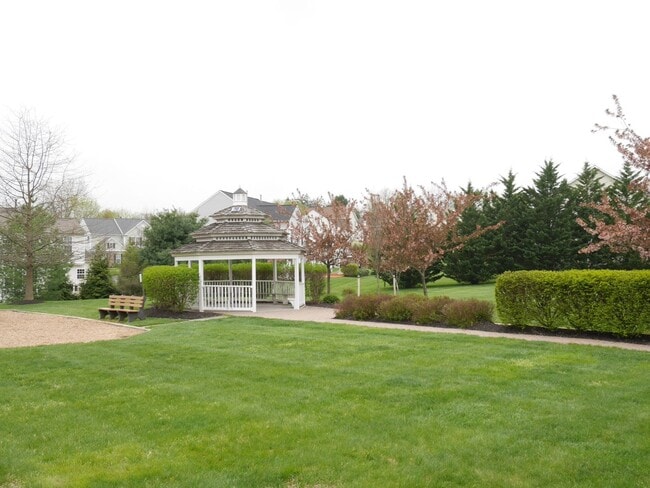 Building Photo - 5 Bedroom 2.5 Bathroom Home- Located in Fi...