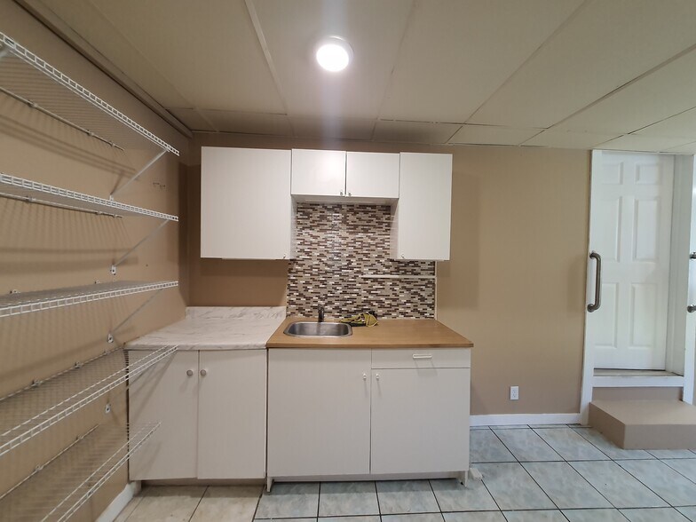 Building Photo - 2647 Independence Ave