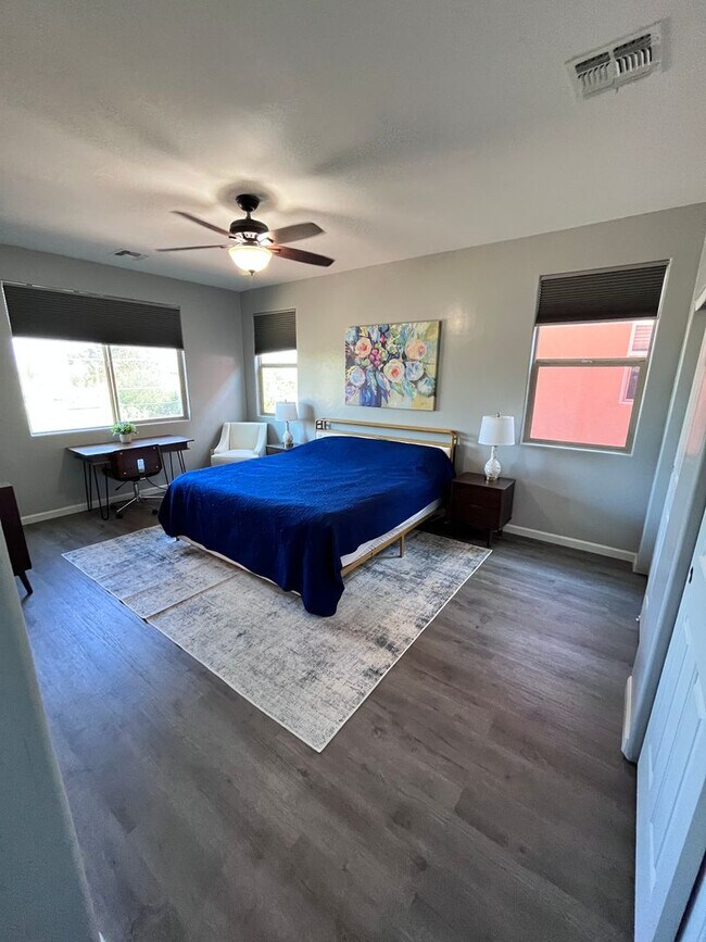 Building Photo - Central- FURNISHED 4 bedroom/ 3 bathroom h...