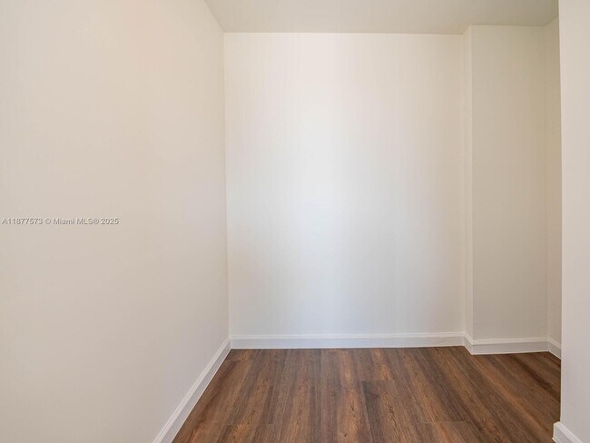 Building Photo - 1402 Brickell Bay Dr