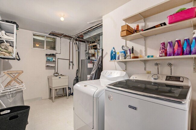 Building Photo - 4 bed/3 bath very spacious, fully furnishe...