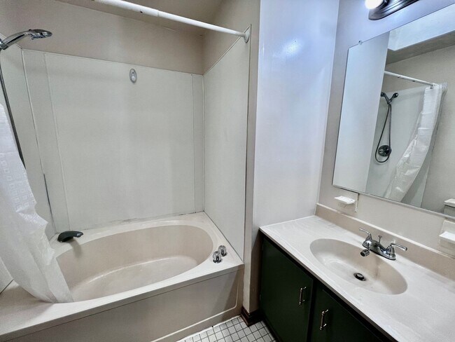 Building Photo - Spacious 3 bedroom home in Wesleyan Chase