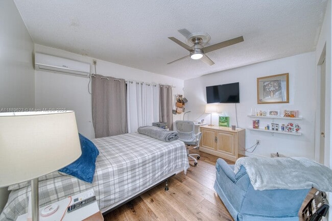 Building Photo - 10000 SW 147th Ct