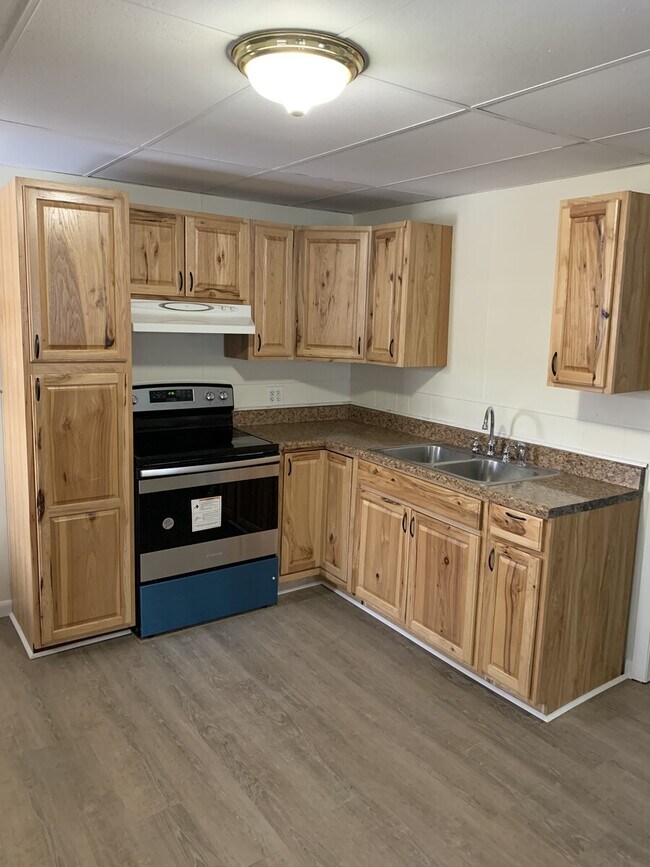 Building Photo - 145-147-147 Elm St