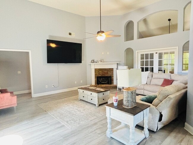 Building Photo - Stunning and spacious 3 bedroom/2 bath
