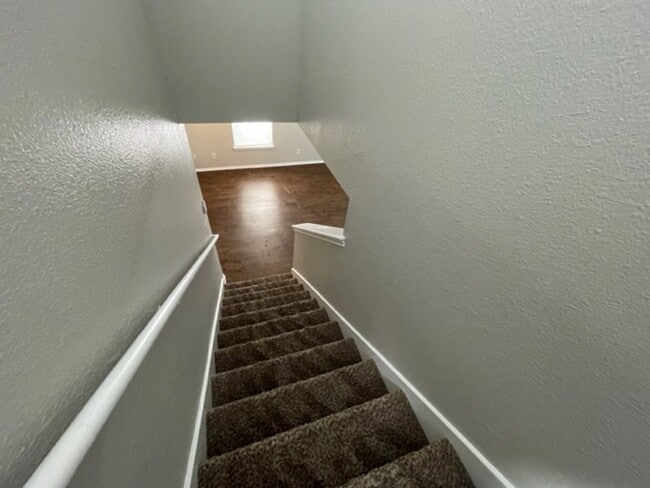 Building Photo - Spacious 3 Bedroom 2 Bath