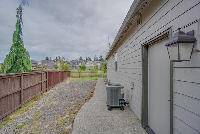 Building Photo - NEWER THREE BEDROOM IN CUL-DE-SAC
