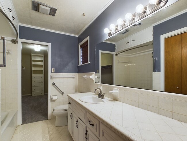 Building Photo - Charming 3-Bed Oasis with Fireplace & Hard...
