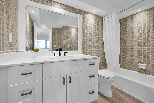 Building Photo - 2201 Brickell Ave