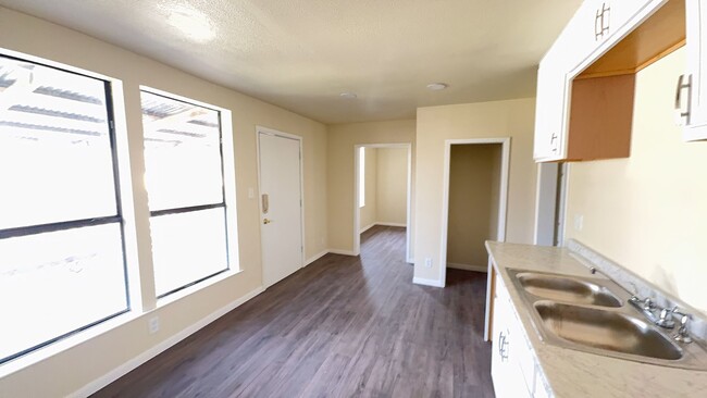 Building Photo - Remodeled 5 bedroom 3 bathroom home!!