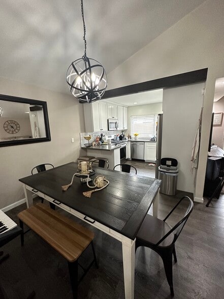 Dinning room - 722 W Vineyard Ave
