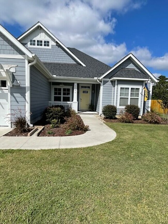 Building Photo - Welcome to this charming 3-bedroom, 2-bath...