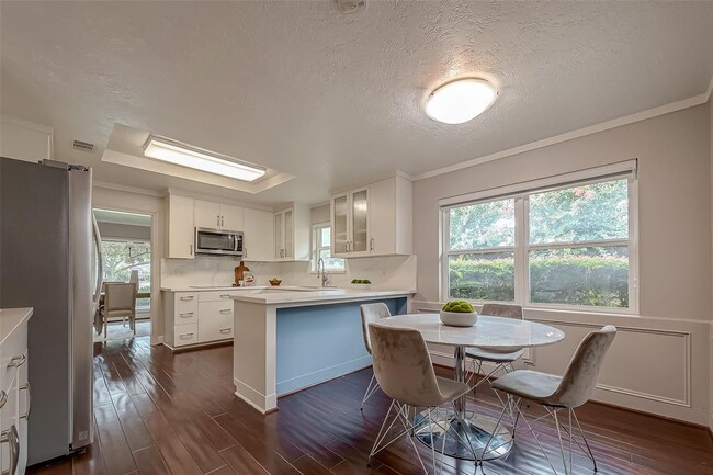 Building Photo - 10118 Briar Forest Dr