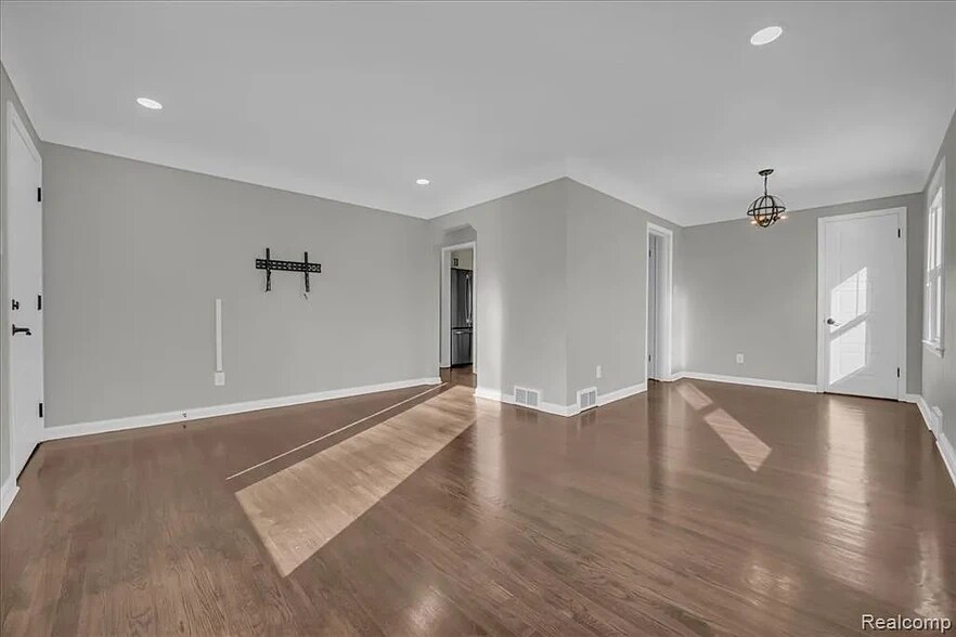 Building Photo - 266 Massoit St