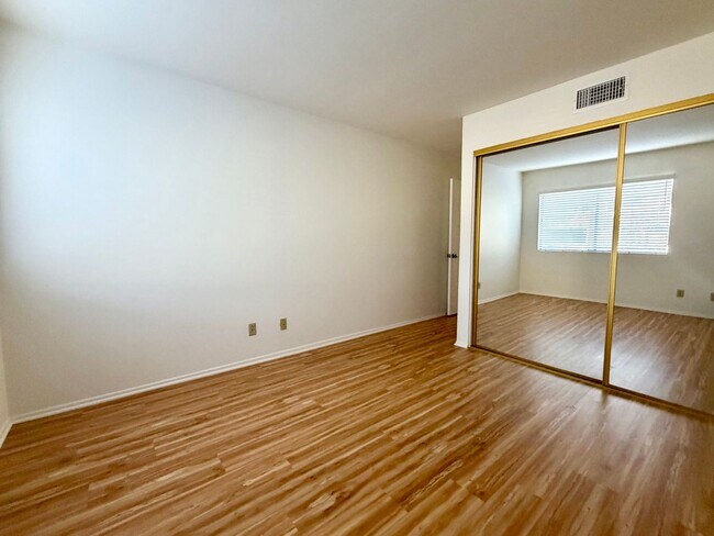 Building Photo - Light-filled, two-story 3-bedroom, 2.5-bath condo in the heart of Thousand Oaks!