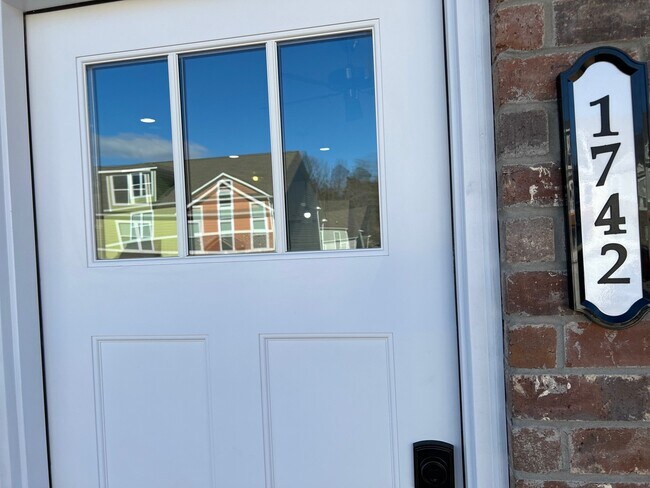 Building Photo - 1742 Arbor Hills Dr SE