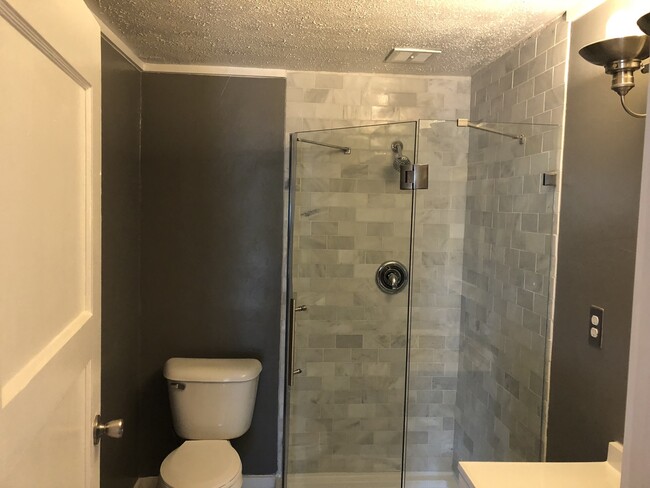 Building Photo - 3 bedroom 1 bathroom house in Springfield!