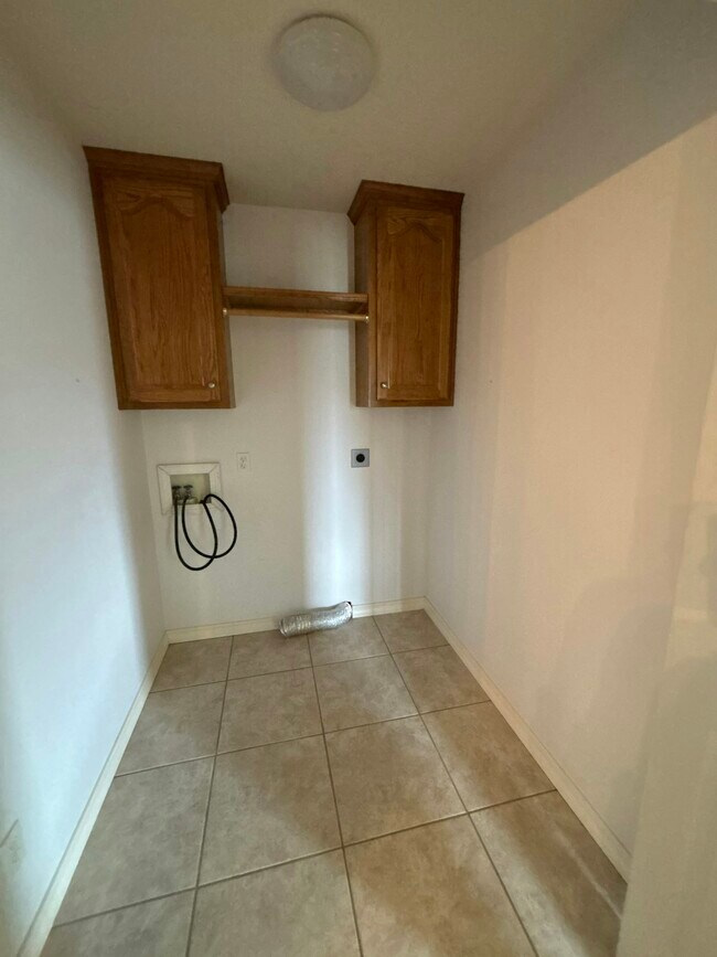 Building Photo - 812 E Spring Dr